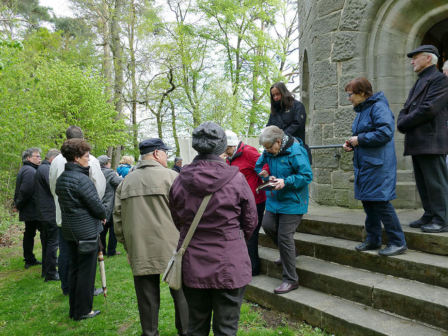 Bittprozession an der Weingartenkapelle (Foto: Karl-Franz Thiede)